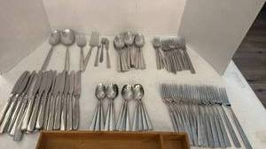 lot 1754 image: Oneida silverware set with organizer 83 piece set