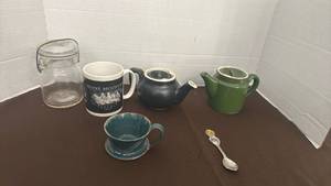 lot 1759 image: Small tea pots and more