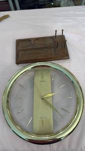 lot 1814 image: Sunbeam quartz battery operated clock and accessory holder