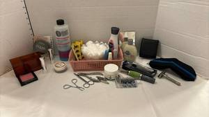 lot 1900 image: Bathroom toiletries