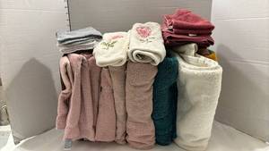 lot 1910 image: Miscellaneous towels, washcloths and hand towels