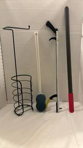lot 1911 image: Toilet paper holder, grabber, long shoehorn and more