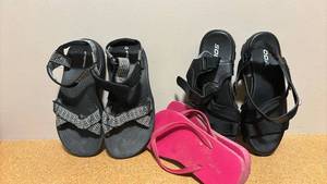 lot 1945 image: Ladies sandals - look to be size 6 or 7