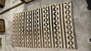 lot 1949 image: Rug - 51 x 31