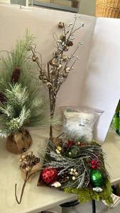 lot 2100 image: Holiday decor