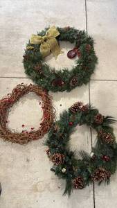 lot 2101 image: 3 wreaths largest 27x24