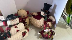 lot 2102 image: Snowman decor