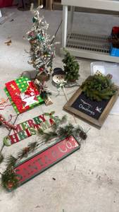 lot 2113 image: Tree 24 inches and decor with tote