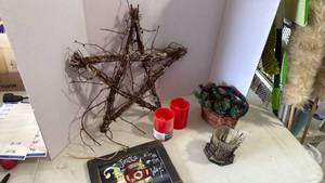 lot 2115 image: Star 17 inches tall, wall decor, candles and basket