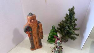 lot 2119 image: Santa and holiday decor