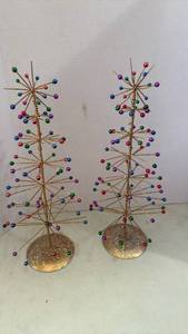 lot 2122 image: 2 wire trees 16 inches tall