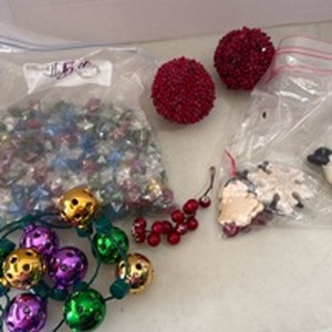 lot 2125 image: Glass stars, ornaments and decor