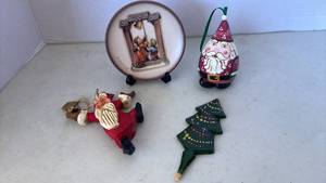 lot 2137 image: Christmas Holiday Decoration Collection Set
