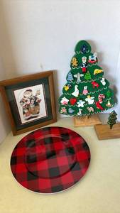 lot 2138 image: Christmas Holiday Decoration Bundle