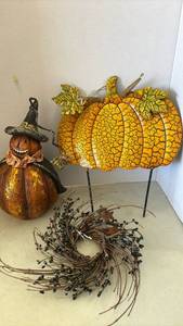 lot 2140 image: Halloween Decorations