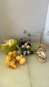 lot 2147 image: Easter Spring Decorations with Plush Ducks and Hanging Stand