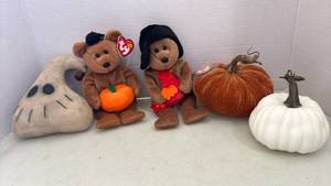 lot 2160 image: TY Beanie Babies Halloween Collection with Decorative Pumpkins