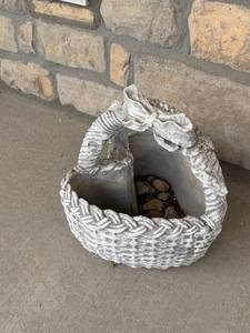 lot 3000 image: Concrete heart basket planter
