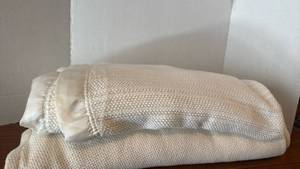 lot 1954 image: White Textured blankets