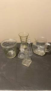 lot 1975 image: Assorted glass items