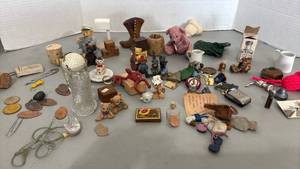 lot 2050 image: Mixed Collectibles and Miniature Items