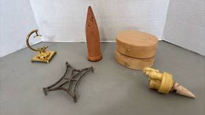 lot 2054 image: Mixed Decorative Items and Accessories Collection