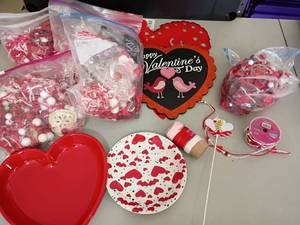 lot 2064 image: Valentine Decorations