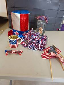 lot 2068 image: Fourth of July Decorations