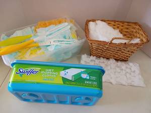 lot 2203 image: Swiffers and Refills