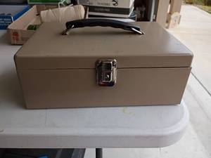 lot 2232 image: Metal Cash Box with Key