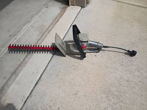 lot 2242 image: Craftsman 16in Hedge Trimmers