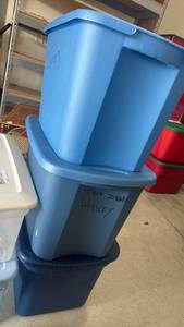 lot 2300 image: 3 Sterilite tubs one is missing lid