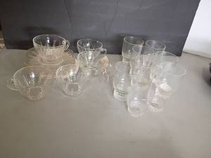 lot 2429 image: Clear Federal Glass Columbia Style 9oz Water Glasses, 7pcs. 2 Smaller Glasses and 5 Saucer and Cups