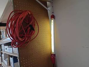 lot 2448 image: Extension Cord and 24in. Fluorescent Light