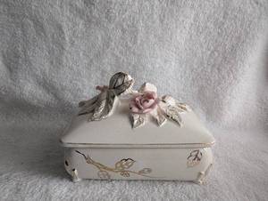 lot 1008 image: Decorative Porcelain Trinket Box with Pink Roses