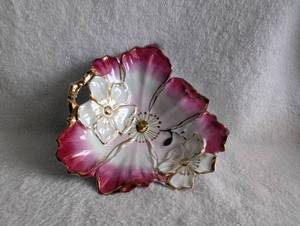 lot 1010 image: Decorative Porcelain Flower Shaped Bowl with Gold Trim