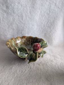 lot 1011 image: Ceramic Fruit Bowl with Leaf Design