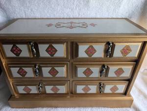 lot 1500 image: Wooden Jewelry Box with Musical Movement and Floral Inlay Design
