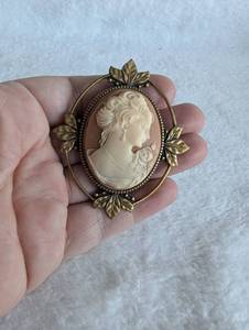 lot 1507 image: Cameo Brooch with Ornate Bronze Leaf Frame