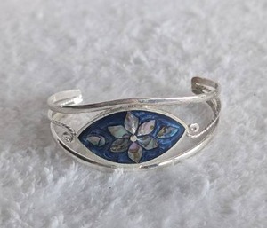 lot 1515 image: Silver Tone Cuff Bracelet with Blue Flower Inlay