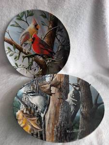 lot 2018 image: Kevin Daniel Bird Collector Plates Set - Cardinals and Woodpecker