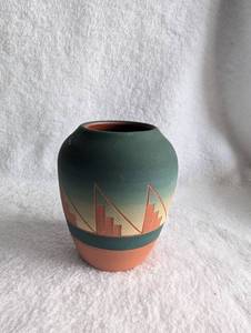 lot 3004 image: Small Native American Southwestern Pottery Vase with Geometric Design