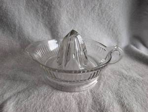 lot 4017 image: Clear Glass Citrus Juicer with Handle