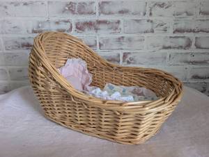 lot 5018 image: Wicker Baby Doll Bassinet with Pink Bedding Set