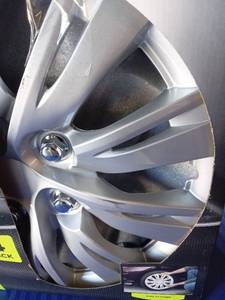 lot 35911 image: Auto Drive 15 Inch Silver Alloy Finish Hubcap Wheel Covers - Set of 4 - Fits Most Cars