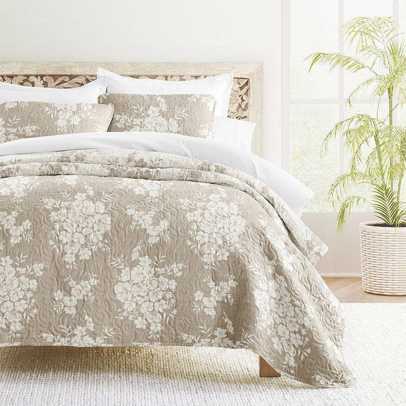 lot 15542 image: Home Collection 3-Piece Distressed Bouquet Reversible All Season Down-Alternative Quilt Set (FullQueen) - Retail $160