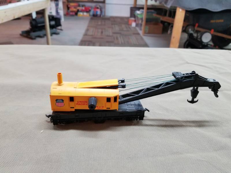 lot 7402 image: HO Scale Train Crane and Crane Car Fully Functioning