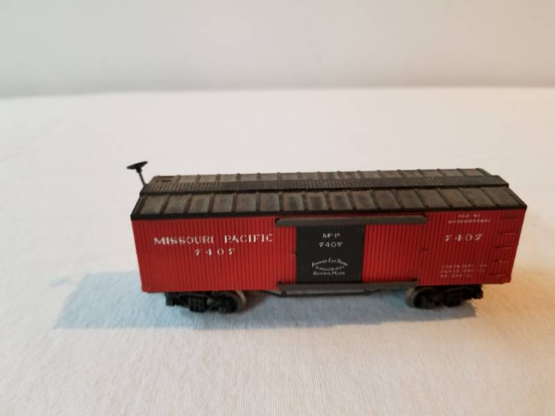 lot 7404 image: HO Scale Train Box Car Missouri Pacific 7407 Fully Functioning