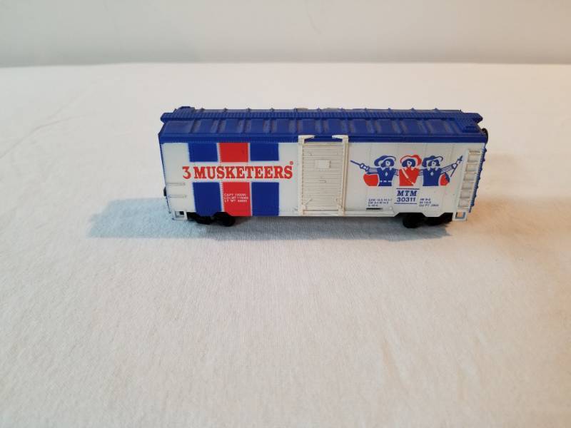 lot 7407 image: HO Scale Train Box Car 3 Musketeers Fully Functioning