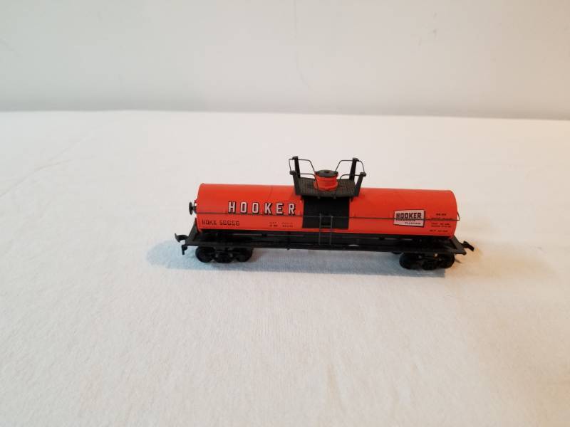 lot 7408 image: HO Scale Train Tanker Car Hooker Fully Functioning